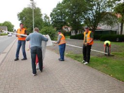 2011 Fahnen abnehmen