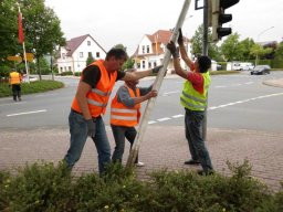 2011 Fahnen abnehmen